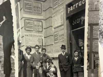 In una, del 1938, si vede l�esterno del locale. Nell�immagine c�� Michele (il primo a sinistra) attorniato da tutta la famiglia con alle spalle l�insegna del negozio e le pareti del politeama tappezzate da manifesti che pubblicizzavano il film �Ritorno all�alba�